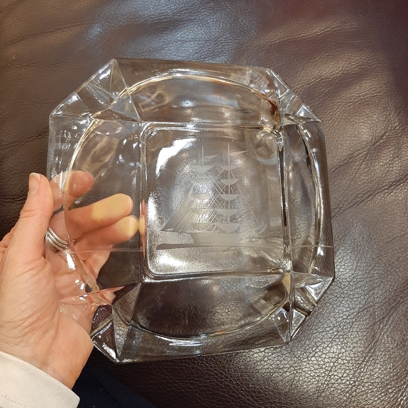 Vintage etched glass ashtray - Picture 7 of 11